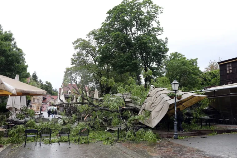 Kr&scaron; i lom u Tkalči, drvo palo na terasu: Pogledajte &scaron;to je ostalo od popularnog kafića!