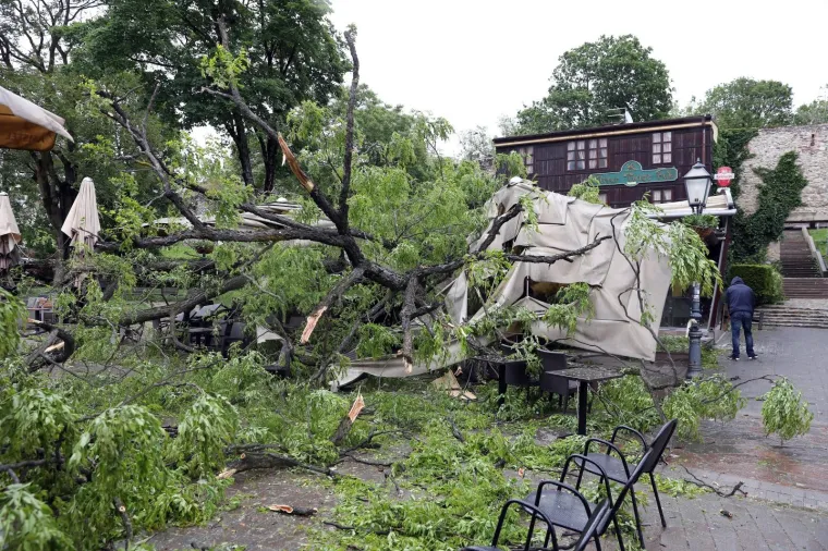 Kr&scaron; i lom u Tkalči, drvo palo na terasu: Pogledajte &scaron;to je ostalo od popularnog kafića!