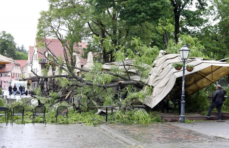 Kr&scaron; i lom u Tkalči, drvo palo na terasu: Pogledajte &scaron;to je ostalo od popularnog kafića!