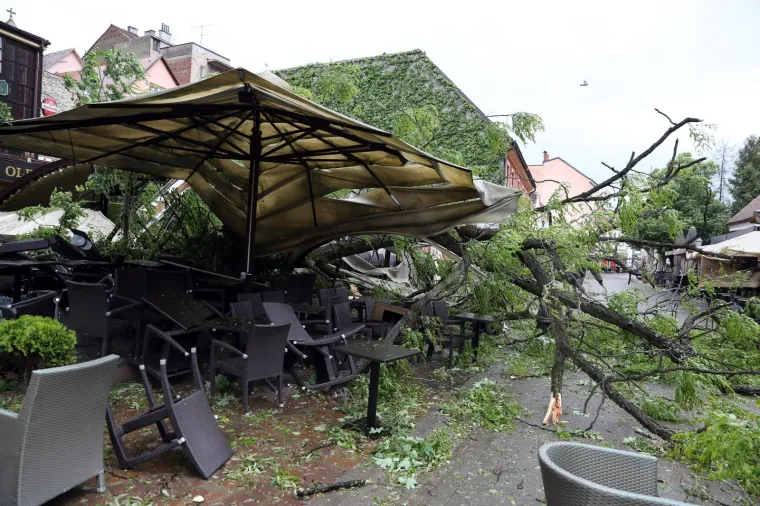 Kr&scaron; i lom u Tkalči, drvo palo na terasu: Pogledajte &scaron;to je ostalo od popularnog kafića!