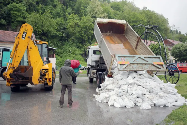 Raste vodostaj Une, u Hrvatskoj Kostajnici počele pripreme za obranu od poplave