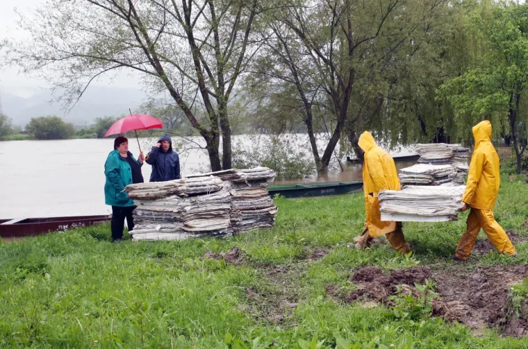 Raste vodostaj Une, u Hrvatskoj Kostajnici počele pripreme za obranu od poplave