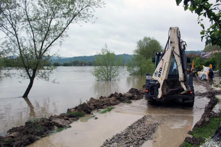Raste vodostaj Une, u Hrvatskoj Kostajnici počele pripreme za obranu od poplave