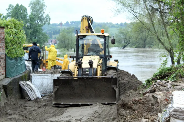 Raste vodostaj Une, u Hrvatskoj Kostajnici počele pripreme za obranu od poplave