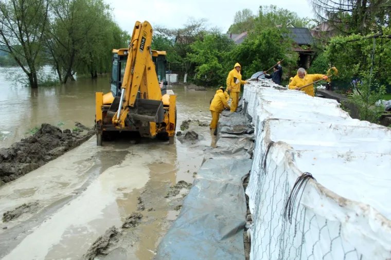 Raste vodostaj Une, u Hrvatskoj Kostajnici počele pripreme za obranu od poplave