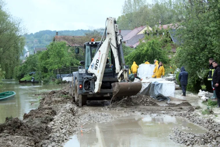 Raste vodostaj Une, u Hrvatskoj Kostajnici počele pripreme za obranu od poplave