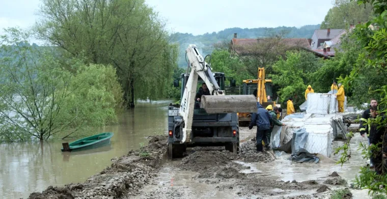 Raste vodostaj Une, u Hrvatskoj Kostajnici počele pripreme za obranu od poplave