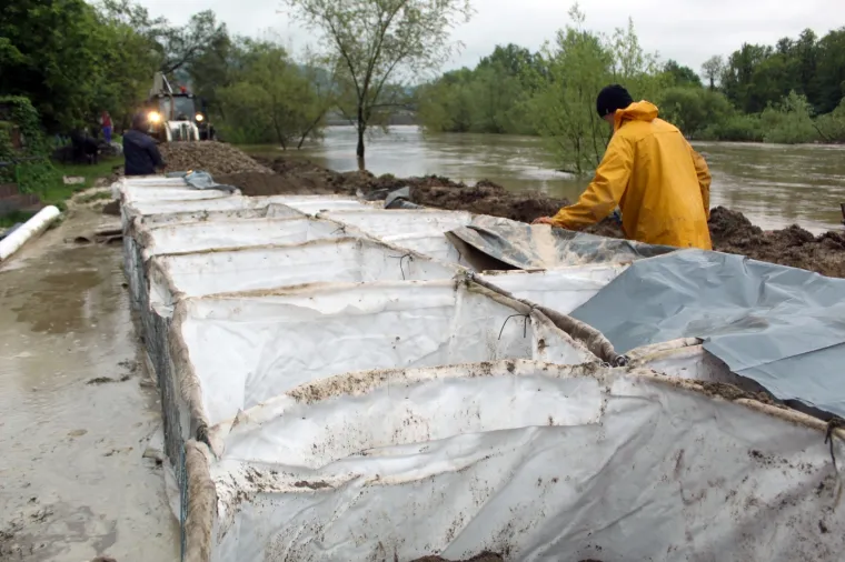 Raste vodostaj Une, u Hrvatskoj Kostajnici počele pripreme za obranu od poplave