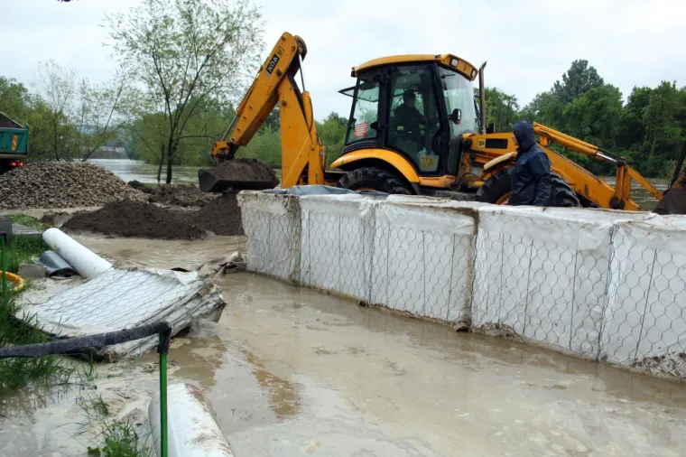 Raste vodostaj Une, u Hrvatskoj Kostajnici počele pripreme za obranu od poplave