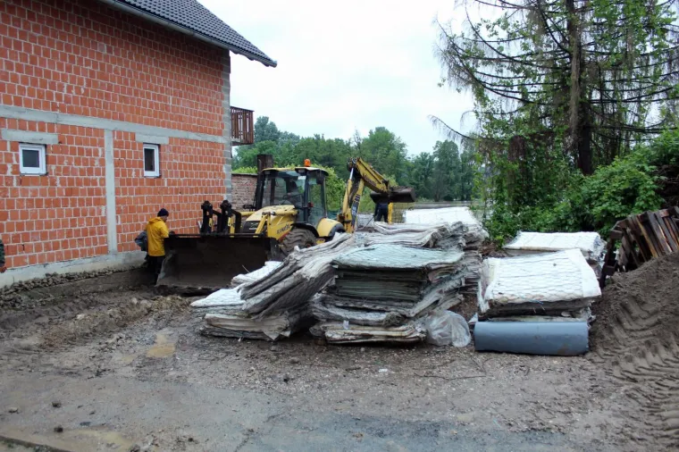 Raste vodostaj Une, u Hrvatskoj Kostajnici počele pripreme za obranu od poplave