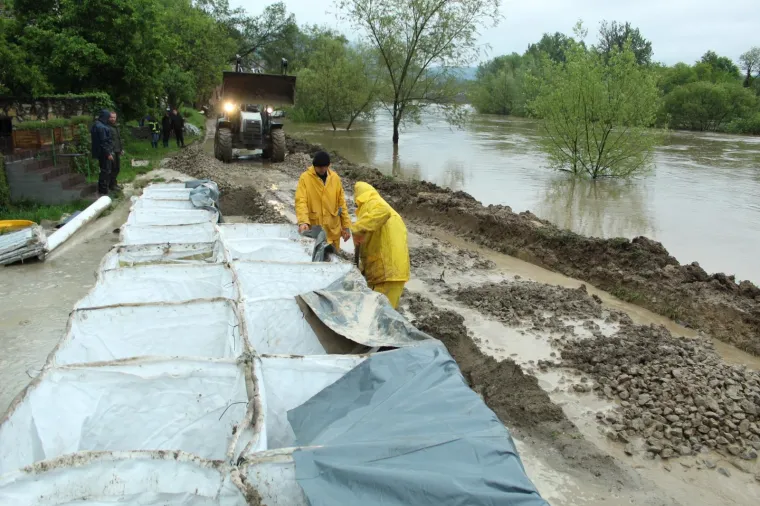 Raste vodostaj Une, u Hrvatskoj Kostajnici počele pripreme za obranu od poplave