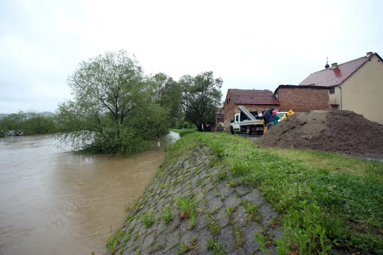 Raste vodostaj Une, u Hrvatskoj Kostajnici počele pripreme za obranu od poplave