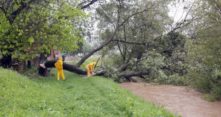 Raste vodostaj Une, u Hrvatskoj Kostajnici počele pripreme za obranu od poplave