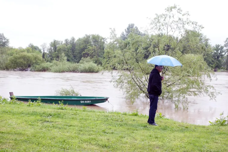 Raste vodostaj Une, u Hrvatskoj Kostajnici počele pripreme za obranu od poplave