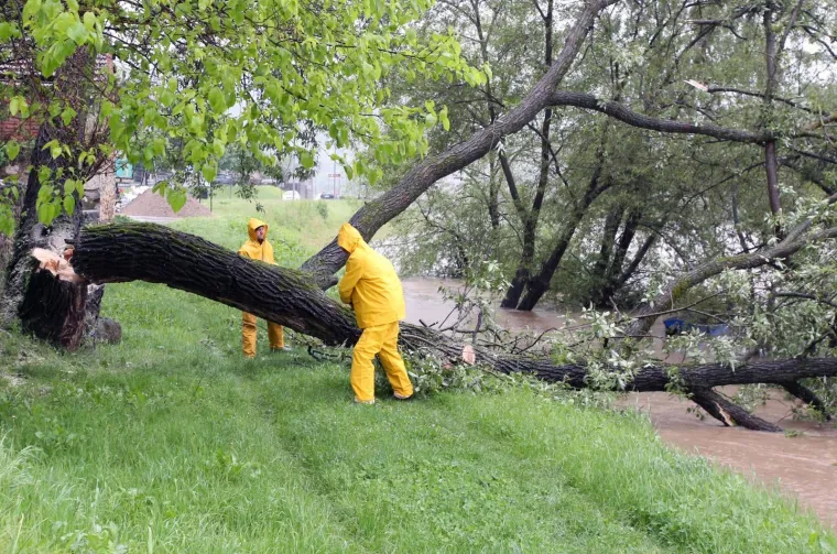 Raste vodostaj Une, u Hrvatskoj Kostajnici počele pripreme za obranu od poplave