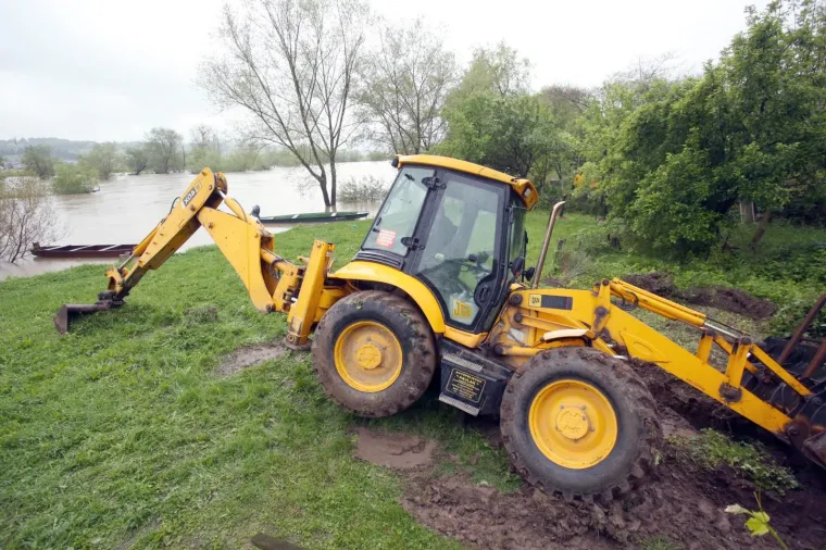 Raste vodostaj Une, u Hrvatskoj Kostajnici počele pripreme za obranu od poplave