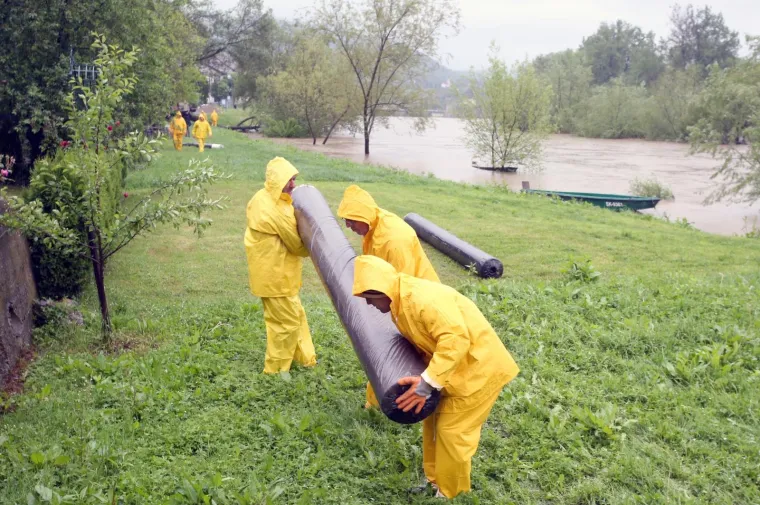 Raste vodostaj Une, u Hrvatskoj Kostajnici počele pripreme za obranu od poplave