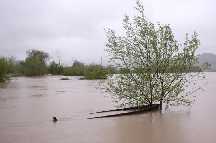 Raste vodostaj Une, u Hrvatskoj Kostajnici počele pripreme za obranu od poplave