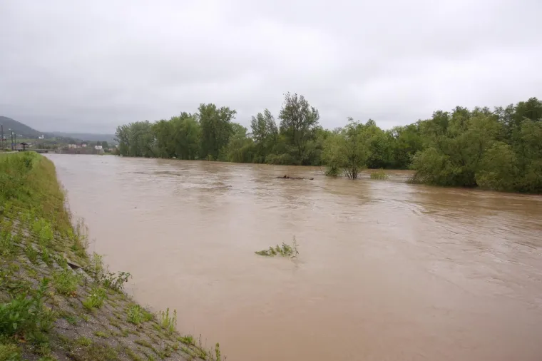 Raste vodostaj Une, u Hrvatskoj Kostajnici počele pripreme za obranu od poplave