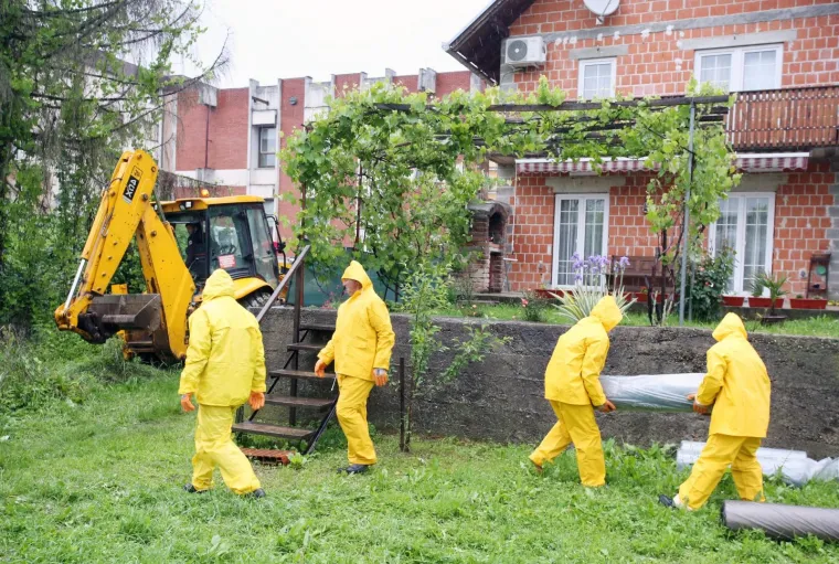 Raste vodostaj Une, u Hrvatskoj Kostajnici počele pripreme za obranu od poplave