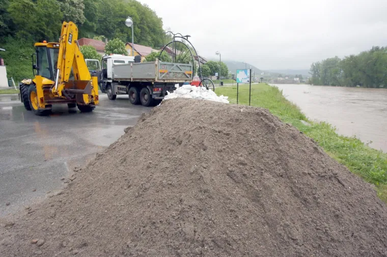 Raste vodostaj Une, u Hrvatskoj Kostajnici počele pripreme za obranu od poplave