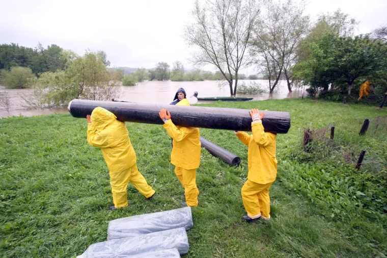 Raste vodostaj Une, u Hrvatskoj Kostajnici počele pripreme za obranu od poplave