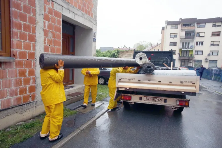 Raste vodostaj Une, u Hrvatskoj Kostajnici počele pripreme za obranu od poplave