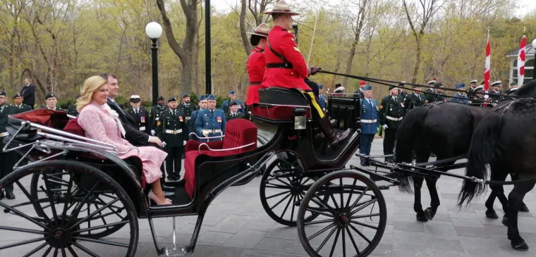 Kao iz romantičnih filmova: Predsjednica sva u ružičastom, u pratnji Jakova u kočiji stigla u Rideau Hall