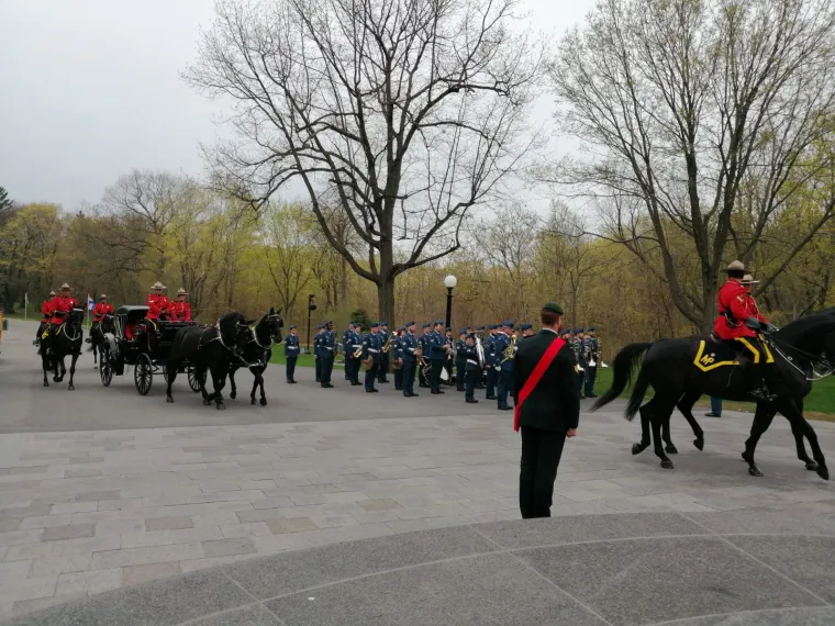 Kao iz romantičnih filmova: Predsjednica sva u ružičastom, u pratnji Jakova u kočiji stigla u Rideau Hall