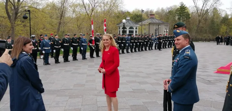 Kao iz romantičnih filmova: Predsjednica sva u ružičastom, u pratnji Jakova u kočiji stigla u Rideau Hall