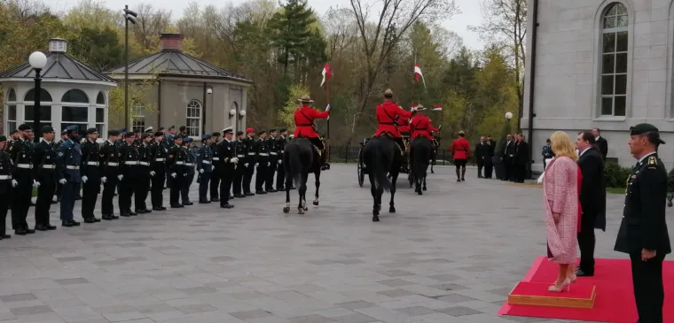 Kao iz romantičnih filmova: Predsjednica sva u ružičastom, u pratnji Jakova u kočiji stigla u Rideau Hall