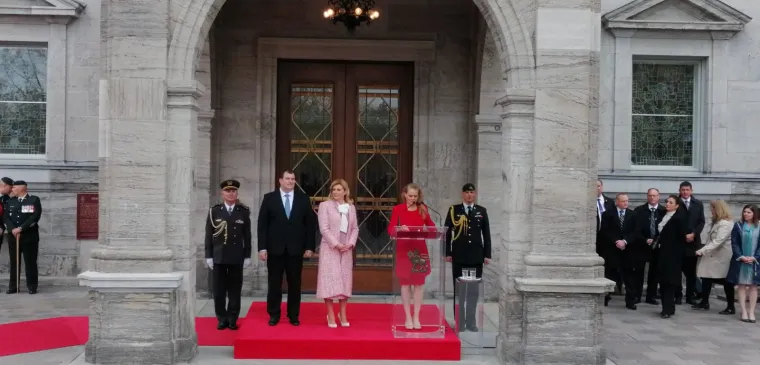 Kao iz romantičnih filmova: Predsjednica sva u ružičastom, u pratnji Jakova u kočiji stigla u Rideau Hall