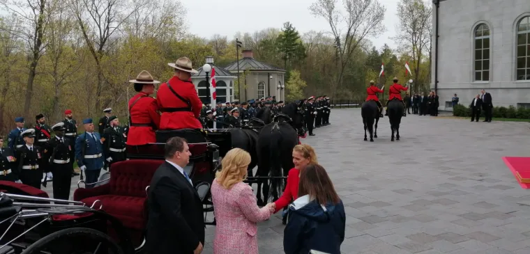 Kao iz romantičnih filmova: Predsjednica sva u ružičastom, u pratnji Jakova u kočiji stigla u Rideau Hall