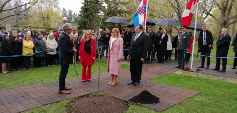 Kao iz romantičnih filmova: Predsjednica sva u ružičastom, u pratnji Jakova u kočiji stigla u Rideau Hall