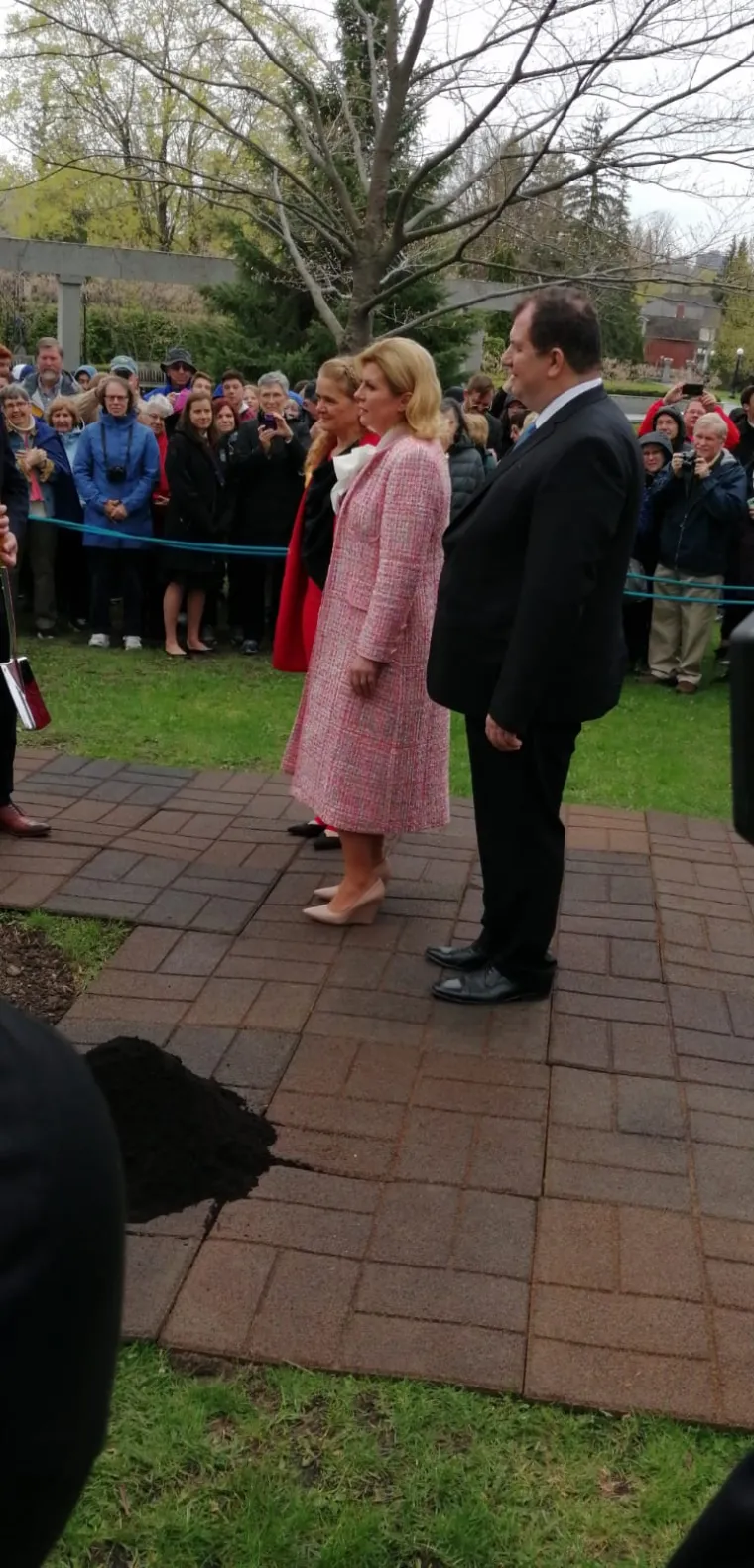 Kao iz romantičnih filmova: Predsjednica sva u ružičastom, u pratnji Jakova u kočiji stigla u Rideau Hall