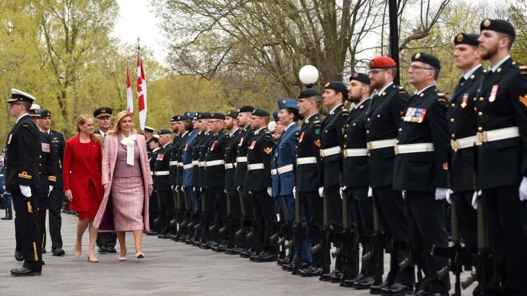 Kao iz romantičnih filmova: Predsjednica sva u ružičastom, u pratnji Jakova u kočiji stigla u Rideau Hall