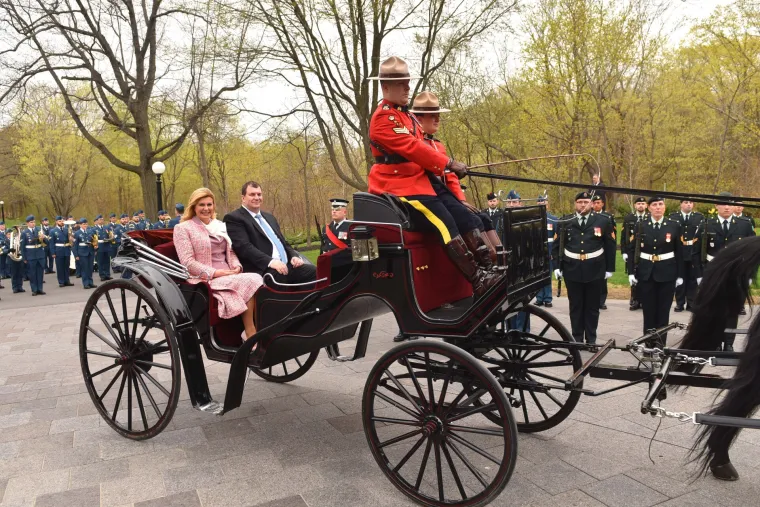 Kao iz romantičnih filmova: Predsjednica sva u ružičastom, u pratnji Jakova u kočiji stigla u Rideau Hall