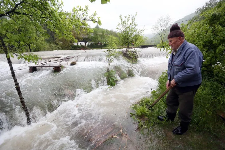 NABUJALA RIJEKA KORANA ODSJEKLA SELO KORANA: Zbog poplavljenih mostova neki mještani su ostali izolirani od ostatka sela