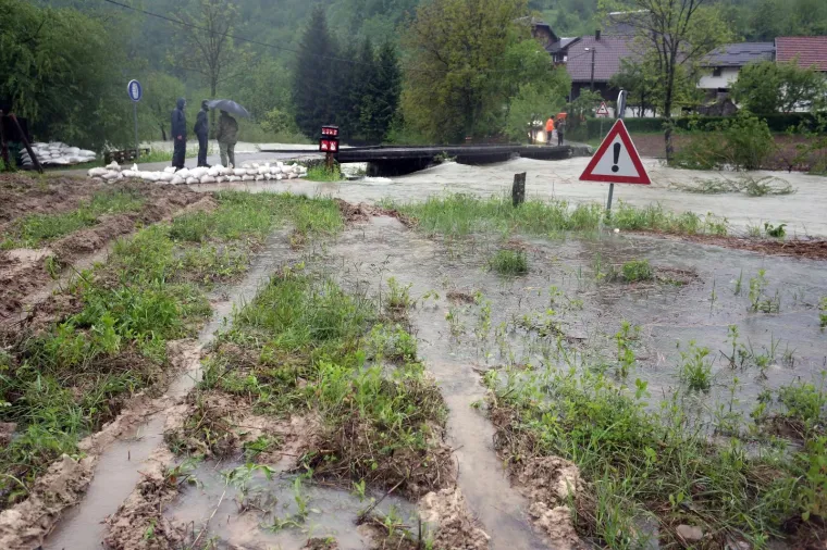 NABUJALA RIJEKA KORANA ODSJEKLA SELO KORANA: Zbog poplavljenih mostova neki mještani su ostali izolirani od ostatka sela