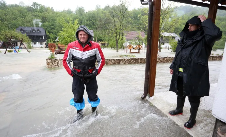 NABUJALA RIJEKA KORANA ODSJEKLA SELO KORANA: Zbog poplavljenih mostova neki mje&scaron;tani su ostali izolirani od ostatka sela