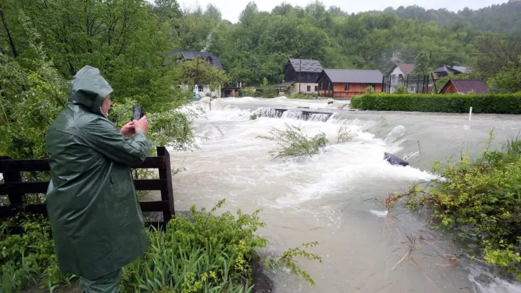 NABUJALA RIJEKA KORANA ODSJEKLA SELO KORANA: Zbog poplavljenih mostova neki mje&scaron;tani su ostali izolirani od ostatka sela