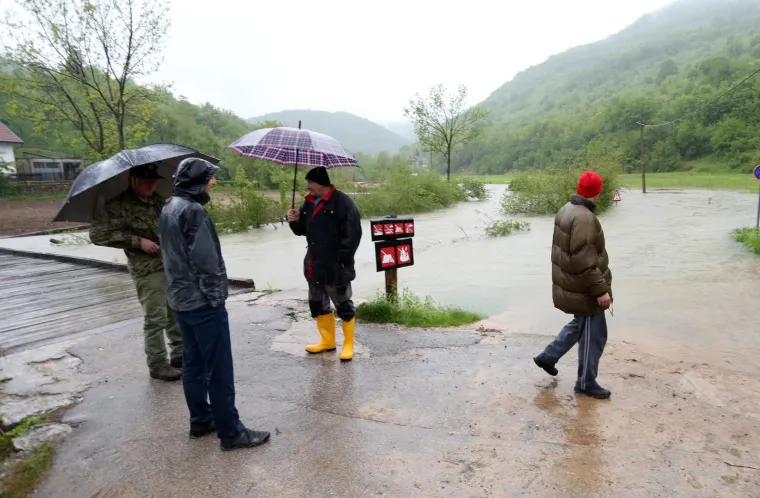 NABUJALA RIJEKA KORANA ODSJEKLA SELO KORANA: Zbog poplavljenih mostova neki mje&scaron;tani su ostali izolirani od ostatka sela