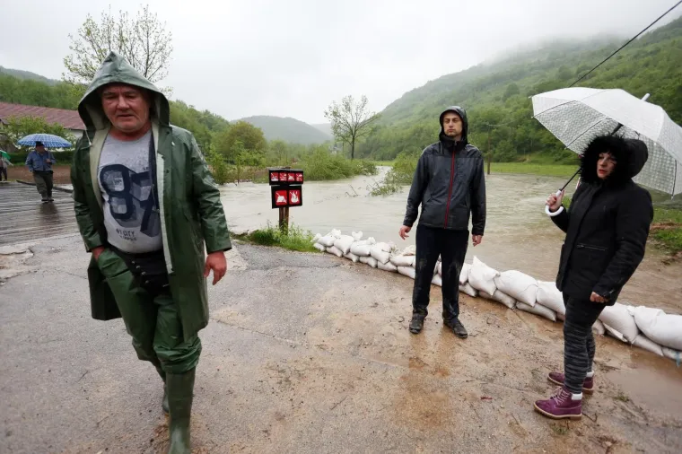 NABUJALA RIJEKA KORANA ODSJEKLA SELO KORANA: Zbog poplavljenih mostova neki mje&scaron;tani su ostali izolirani od ostatka sela