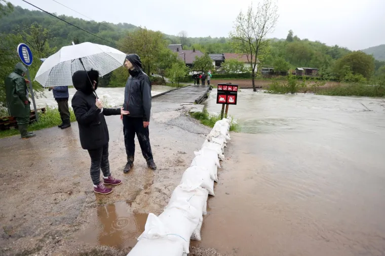NABUJALA RIJEKA KORANA ODSJEKLA SELO KORANA: Zbog poplavljenih mostova neki mje&scaron;tani su ostali izolirani od ostatka sela