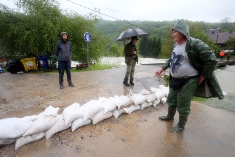 NABUJALA RIJEKA KORANA ODSJEKLA SELO KORANA: Zbog poplavljenih mostova neki mje&scaron;tani su ostali izolirani od ostatka sela