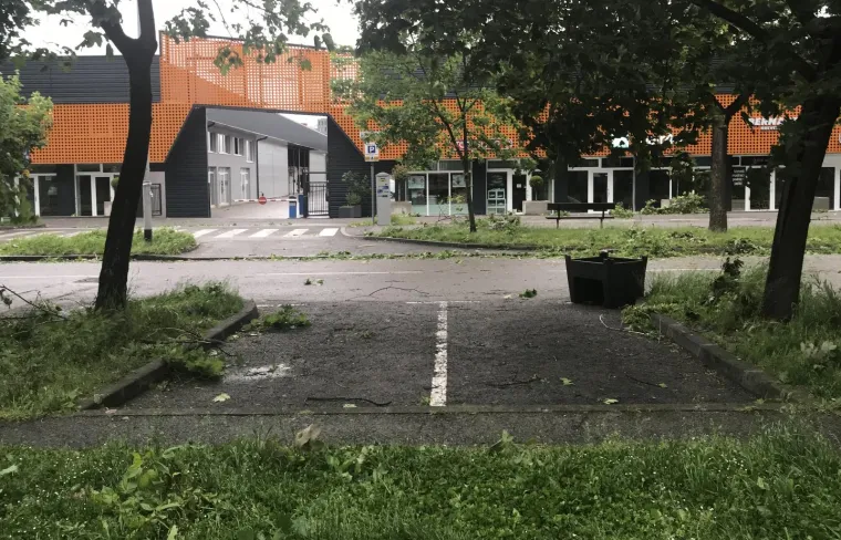 ORKANSKO NEVRIJEME HARA ZAGREBOM: Sru&scaron;ene grane i stabla po ulicama