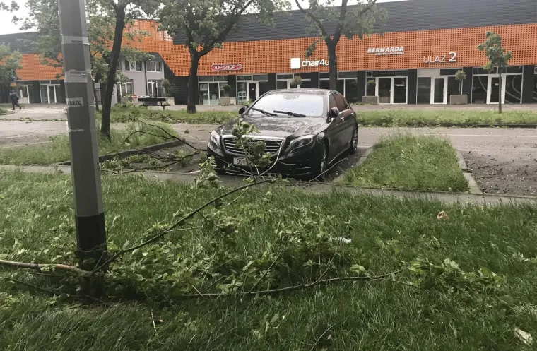 ORKANSKO NEVRIJEME HARA ZAGREBOM: Sru&scaron;ene grane i stabla po ulicama