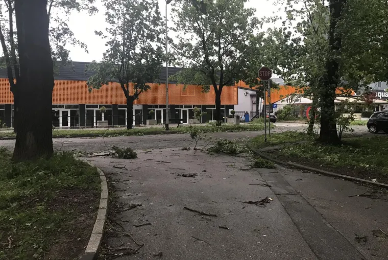ORKANSKO NEVRIJEME HARA ZAGREBOM: Sru&scaron;ene grane i stabla po ulicama