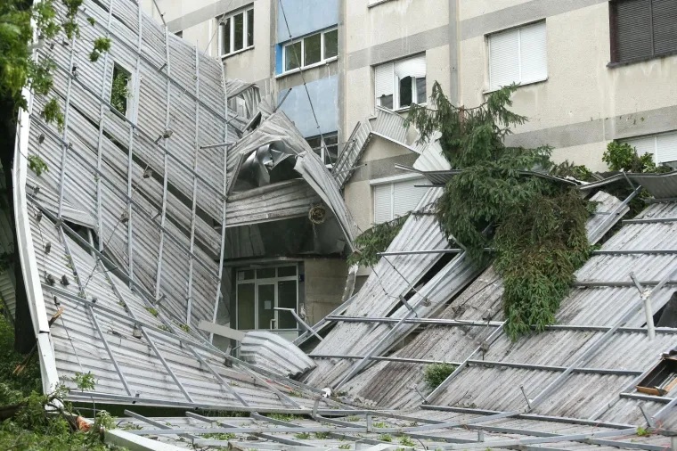 13.05.2019., Zagreb - Tijekom noći zbog olujnog je vjetra limeni krov pao sa zgrade u Ježevskoj ulici.  Photo: Luka Stanzl/PIXSELL