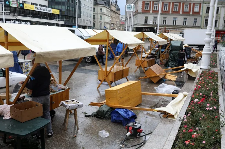 OLUJNO NEVRIJEME POKOSILO ZAGREB: Fotografije otkrile &scaron;tetu koju je prouzročio jak vjetar, stradao i poznati lokal u Tkalči